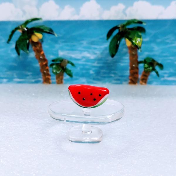 スイカ（ミニ）のガラス細工の置物です。台は別売りです。【大きさ】約高さ８ミリ　　横幅１４ミリ　　　　　奥行５ミリ＊商品は一つ一つ手造りのため大きさや色合いなどが写真と異なる場合がありますのでご了承をお願い致します。