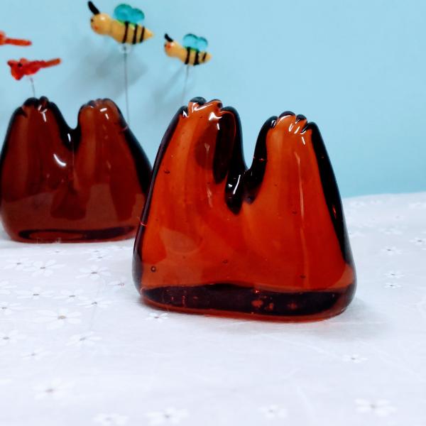 山（茶）のガラス細工の置物です。【大きさ】約高さ４０ミリ　　横幅４０ミリ　　　　　奥行２３ミリ＊商品は一つ一つ手造りのため大きさや色合いなどが写真と異なる場合がありますのでご了承をお願い致します。