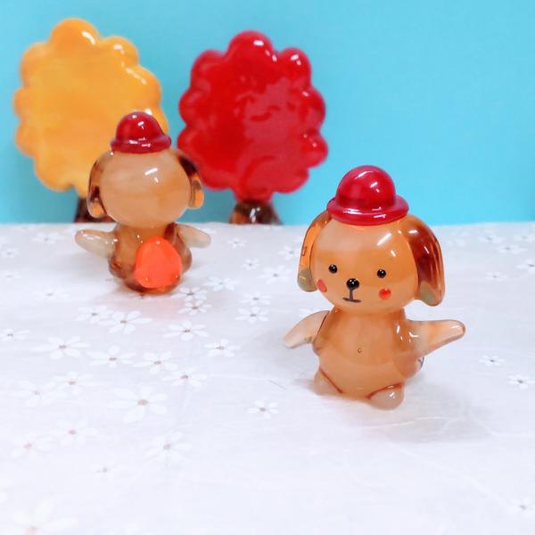 イヌとリュックのガラス細工の置物です。【大きさ】約高さ３２ミリ　　横幅２５ミリ　　　　　奥行１６ミリ＊商品は一つ一つ手造りのため大きさや色合いなどが写真と異なる場合がありますのでご了承をお願い致します。