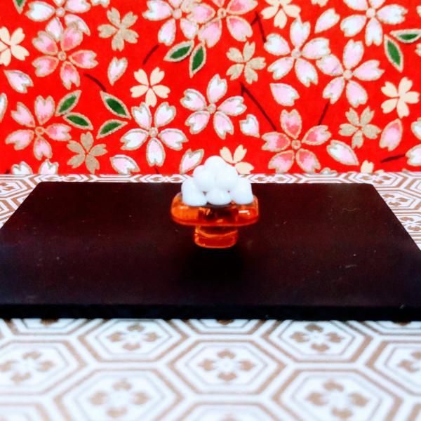 お団子（ミニ）のガラス細工の置物です。【大きさ】約高さ１０ミリ　　横幅１２ミリ　　　　　奥行９ミリ＊商品は一つ一つ手造りのため大きさや色合いなどが写真と異なる場合がありますのでご了承をお願い致します。