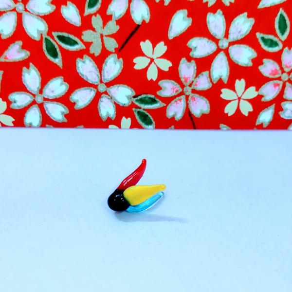 羽根のガラス細工の置物です。【大きさ】約高さ１０ミリ　　横幅８ミリ　　　　　奥行８ミリ＊商品は一つ一つ手造りのため大きさや色合いなどが写真と異なる場合がありますのでご了承をお願い致します。