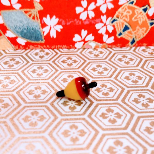 ガラス細工　こま（S)のガラス細工の置物です。【大きさ】約高さ１０ミリ　　横幅５ミリ　　　　　奥行５ミリ＊商品は一つ一つ手造りのため大きさや色合いなどが写真と異なる場合がありますのでご了承をお願い致します。