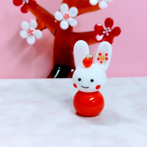 ウサギみかん乗っけ（赤）のガラス細工の置物です。【大きさ】約高さ３０ミリ　　横幅１６ミリ　　　　　奥行１３ミリ＊商品は一つ一つ手造りのため大きさや色合いなどが写真と異なる場合がありますのでご了承をお願い致します。