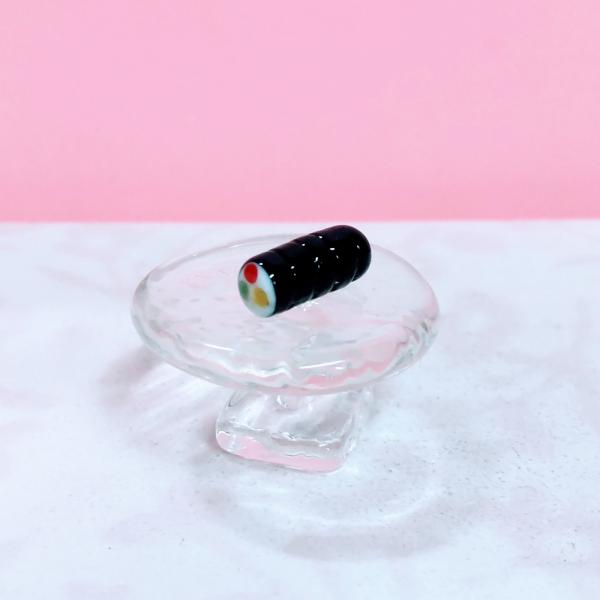 恵方巻（ミニ）のガラス細工の置物です。【大きさ】約高さ５ミリ　　横幅１３ミリ　　　　　奥行５ミリ＊商品は一つ一つ手造りのため大きさや色合いなどが写真と異なる場合がありますのでご了承をお願い致します。