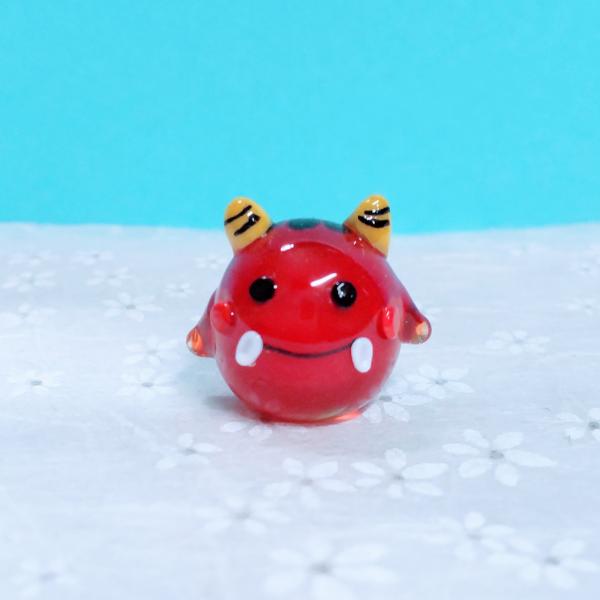 おにまる君（赤）のガラス細工の置物です。【大きさ】約高さ２０ミリ　　横幅２０ミリ　　　　　奥行１８ミリ＊商品は一つ一つ手造りのため大きさや色合いなどが写真と異なる場合がありますのでご了承をお願い致します。