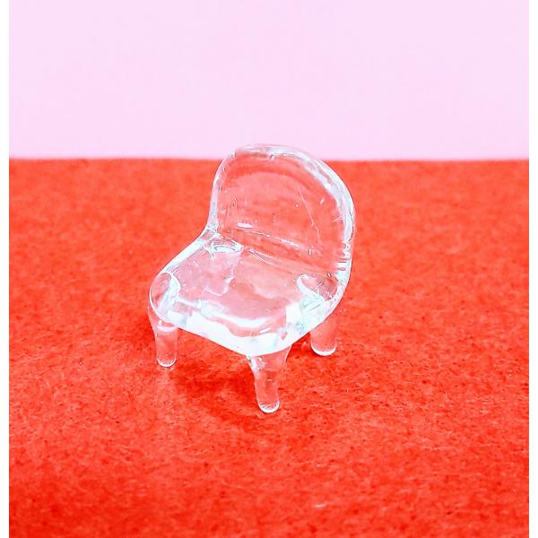 椅子（クリア）のガラス細工の置物です。【大きさ】約高さ２０ミリ　　横幅１５ミリ　　　　　奥行１５ミリ＊商品は一つ一つ手造りのため大きさや色合いなどが写真と異なる場合がありますのでご了承をお願い致します。