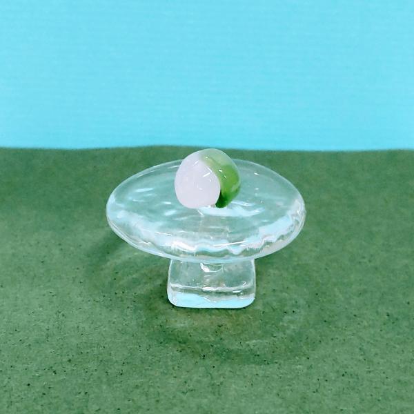 桜もち（ミニ）のガラス細工の置物です。【大きさ】約高さ７ミリ　　横幅１０ミリ　　　　　奥行９ミリ＊商品は一つ一つ手造りのため大きさや色合いなどが写真と異なる場合がありますのでご了承をお願い致します。