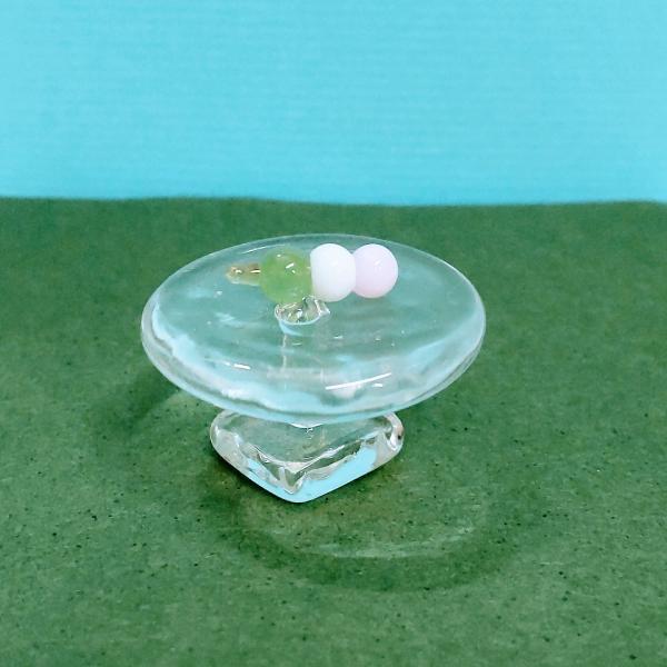 3色団子（ミニ）のガラス細工の置物です。【大きさ】約高さ４ミリ　　横幅１３ミリ　　　　　奥行４ミリ＊商品は一つ一つ手造りのため大きさや色合いなどが写真と異なる場合がありますのでご了承をお願い致します。