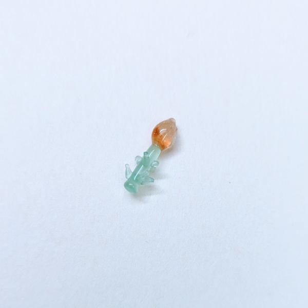 つくし（パーツ）のガラス細工の置物です。【大きさ】約高さ１６ミリ　　横幅5ミリ　　　　　奥行5ミリ＊商品は一つ一つ手造りのため大きさや色合いなどが写真と異なる場合がありますのでご了承をお願い致します。