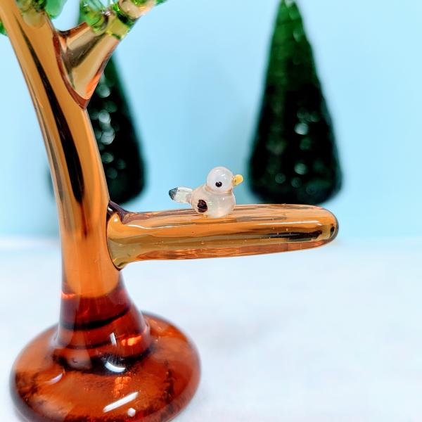 スズメ（ミニ）のガラス細工の置物です。【大きさ】約高さ７ミリ　　横幅６ミリ　　　　　奥行１０ミリ＊商品は一つ一つ手造りのため大きさや色合いなどが写真と異なる場合がありますのでご了承をお願い致します。