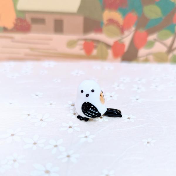 シマエナガ（S)横向き（黒）のガラス細工の置物です。【大きさ】約高さ１５ミリ　　横幅１８ミリ　　　　　奥行１５ミリ＊商品は一つ一つ手造りのため大きさや色合いなどが写真と異なる場合がありますのでご了承をお願い致します。