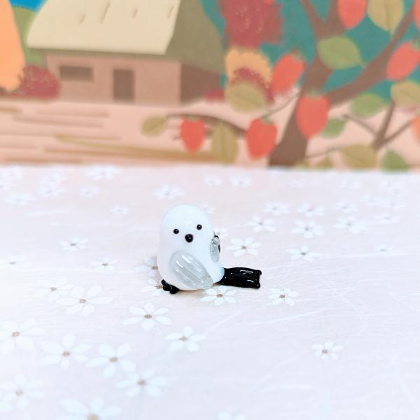 シマエナガ（S)横向き（グレー）のガラス細工の置物です。【大きさ】約高さ１５ミリ　　横幅１８ミリ　　　　　奥行１５ミリ＊商品は一つ一つ手造りのため大きさや色合いなどが写真と異なる場合がありますのでご了承をお願い致します。