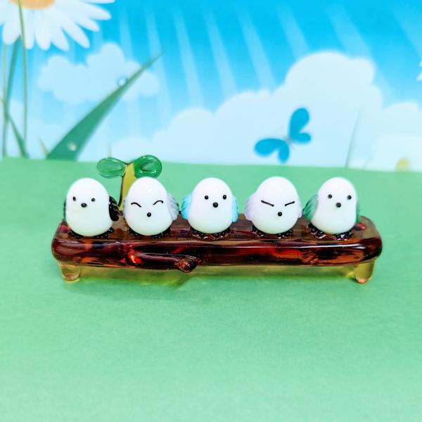 シマエナガ5人ベンチのガラス細工の置物です。【大きさ】約高さ２５ミリ　　横幅８０ミリ　　　　　奥行２５ミリ＊商品は一つ一つ手造りのため大きさや色合いなどが写真と異なる場合がありますのでご了承をお願い致します。