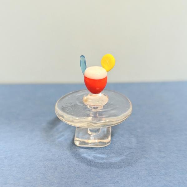 オレンジジュースのガラス細工の置物です。【大きさ】約高さ１７ミリ　　横幅１２ミリ　　　　　奥行８ミリ＊商品は一つ一つ手造りのため大きさや色合いなどが写真と異なる場合がありますのでご了承をお願い致します。