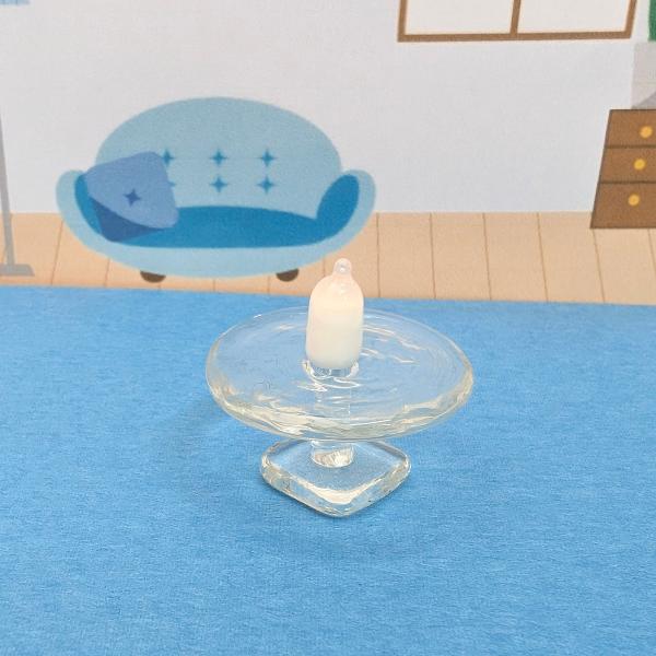 哺乳瓶（ミニ）のガラス細工の置物です。【大きさ】約高さ１０ミリ　　横幅５ミリ　　　　　奥行５ミリ＊商品は一つ一つ手造りのため大きさや色合いなどが写真と異なる場合がありますのでご了承をお願い致します。