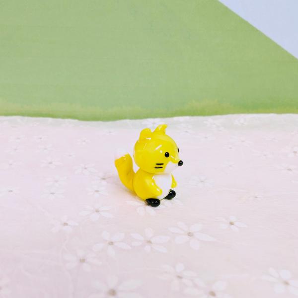 キタキツネ（S)のガラス細工の置物です。【大きさ】約高さ１８ミリ　　横幅１２ミリ　　　　　奥行１８ミリ＊商品は一つ一つ手造りのため大きさや色合いなどが写真と異なる場合がありますのでご了承をお願い致します。