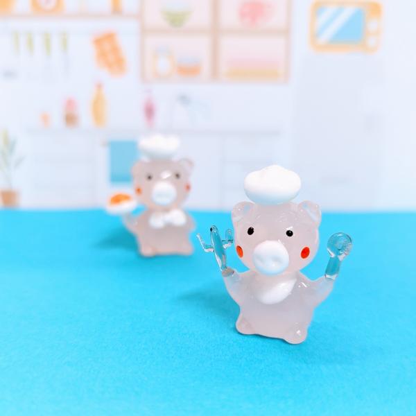 ブタのコックさんのガラス細工の置物です。【大きさ】約高さ２８ミリ　　横幅２５ミリ　　　　　奥行１５ミリ＊商品は一つ一つ手造りのため大きさや色合いなどが写真と異なる場合がありますのでご了承をお願い致します。