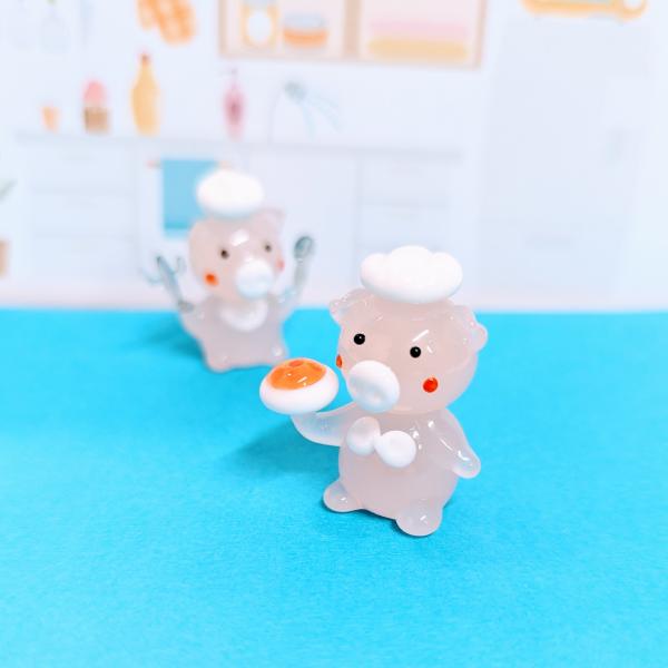 ブタのウェイターさんのガラス細工の置物です。【大きさ】約高さ２８ミリ　　横幅２０ミリ　　　　　奥行１５ミリ＊商品は一つ一つ手造りのため大きさや色合いなどが写真と異なる場合がありますのでご了承をお願い致します。