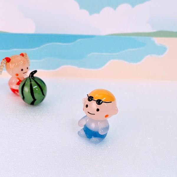 男の子（水着）のガラス細工の置物です。【大きさ】約高さ２０ミリ　　横幅１５ミリ　　　　　奥行１１ミリ＊商品は一つ一つ手造りのため大きさや色合いなどが写真と異なる場合がありますのでご了承をお願い致します。