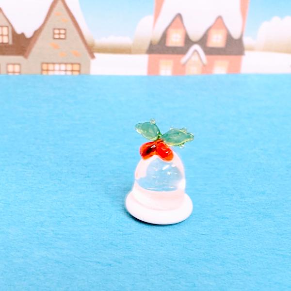 ベル（S)のガラス細工の置物です。【大きさ】約高さ１６ミリ　　横幅１１ミリ　　　　　奥行１１ミリ＊商品は一つ一つ手造りのため大きさや色合いなどが写真と異なる場合がありますのでご了承をお願い致します。