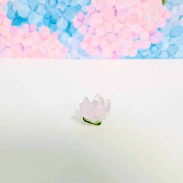 蓮の花（ミニ）のガラス細工の置物です。【大きさ】約高さ８ミリ　　横幅１０ミリ　　　　　奥行１０ミリ＊商品は一つ一つ手造りのため大きさや色合いなどが写真と異なる場合がありますのでご了承をお願い致します。