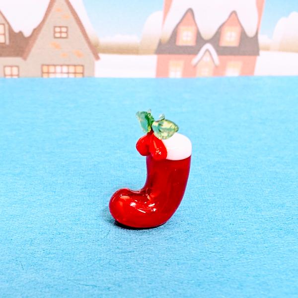 ブーツ（S)のガラス細工の置物です。【大きさ】約高さ１７ミリ　　横幅８ミリ　　　　　奥行１１ミリ＊商品は一つ一つ手造りのため大きさや色合いなどが写真と異なる場合がありますのでご了承をお願い致します。