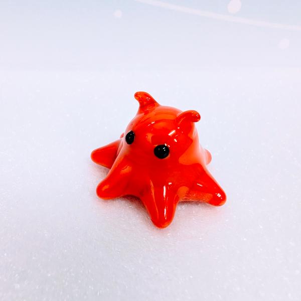 メンダコ（L)のガラス細工の置物です。【大きさ】約高さ２０ミリ　　横幅３０ミリ　　　　　奥行３０ミリ＊商品は一つ一つ手造りのため大きさや色合いなどが写真と異なる場合がありますのでご了承をお願い致します。