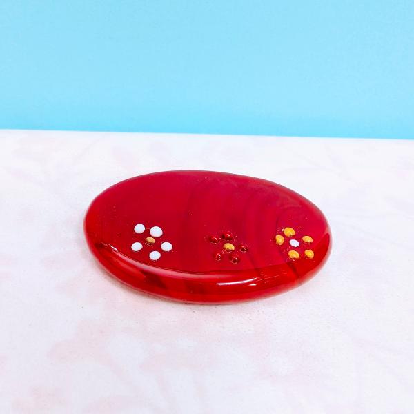 花台（L)赤のガラス細工の置物です。【大きさ】約高さ６ミリ　　横幅５５ミリ　　　　　奥行３８ミリ＊商品は一つ一つ手造りのため大きさや色合いなどが写真と異なる場合がありますのでご了承をお願い致します。