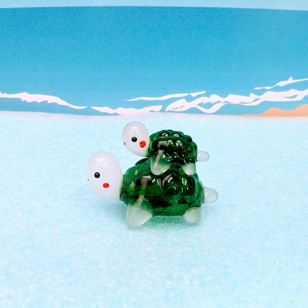 カメ親子のガラス細工の置物です。【大きさ】約高さ２５ミリ　　横幅２０ミリ　　　　　　奥行３３ミリ＊商品は一つ一つ手造りのため大きさや色合いなどが写真と異なる場合がありますのでご了承をお願い致します。