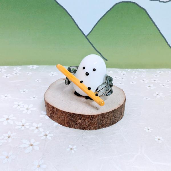 シマエナガバンド（フルート）のガラス細工の置物です。木台は別売りです。【大きさ】約高さ２０ミリ　　横幅３０ミリ　　　　　奥行４０ミリ＊商品は一つ一つ手造りのため大きさや色合いなどが写真と異なる場合がありますのでご了承をお願い致します。