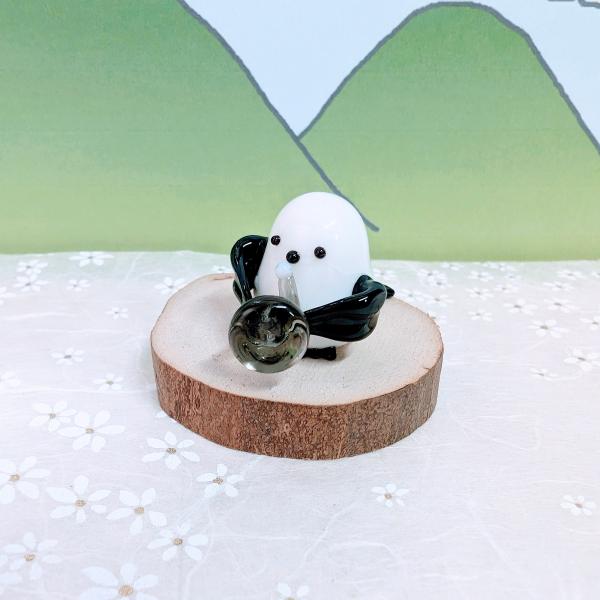 シマエナガバンド（チューバ）のガラス細工の置物です。木台は別売りです。【大きさ】約高さ２０ミリ　　横幅２２ミリ　　　　　奥行４０ミリ＊商品は一つ一つ手造りのため大きさや色合いなどが写真と異なる場合がありますのでご了承をお願い致します。