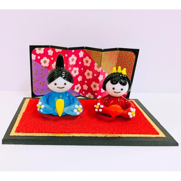 雛人形セット（L)台、びょうぶ付のガラス細工の置物です。【大きさ】約高さ３０ミリ　　横幅２５ミリ　　　　　奥行２０ミリ　（人形の大きさ）＊商品は一つ一つ手造りのため大きさや色合いなどが写真と異なる場合がありますのでご了承をお願い致します。