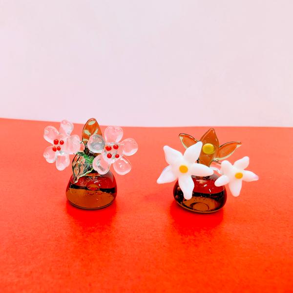 桜と橘セットのガラス細工の置物です。【大きさ】約高さ２０ミリ　　横幅２０ミリ　　　　　奥行１５ミリ＊商品は一つ一つ手造りのため大きさや色合いなどが写真と異なる場合がありますのでご了承をお願い致します。