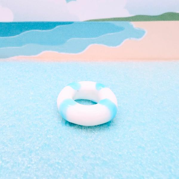 浮き輪のガラス細工の置物です。【大きさ】約高さ８ミリ　　横幅２５ミリ　　　　　奥行２５ミリ＊商品は一つ一つ手造りのため大きさや色合いなどが写真と異なる場合がありますのでご了承をお願い致します。