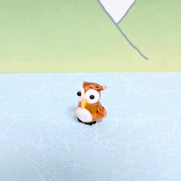 ふくろう（ミニ）茶のガラス細工の置物です。【大きさ】約高さ１２ミリ　　横幅１０ミリ　　　　　奥行１０ミリ＊商品は一つ一つ手造りのため大きさや色合いなどが写真と異なる場合がありますのでご了承をお願い致します。