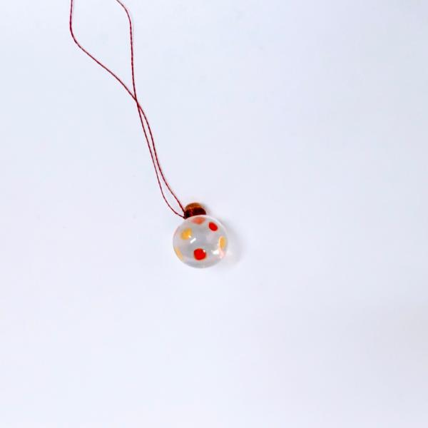 ヨーヨー（ミニ）赤のガラス細工の置物です。ひもはご自身でご調節してください。【大きさ】約高さ１０ミリ　　横幅９ミリ　　　　　奥行９ミリ＊商品は一つ一つ手造りのため大きさや色合いなどが写真と異なる場合がありますのでご了承をお願い致します。