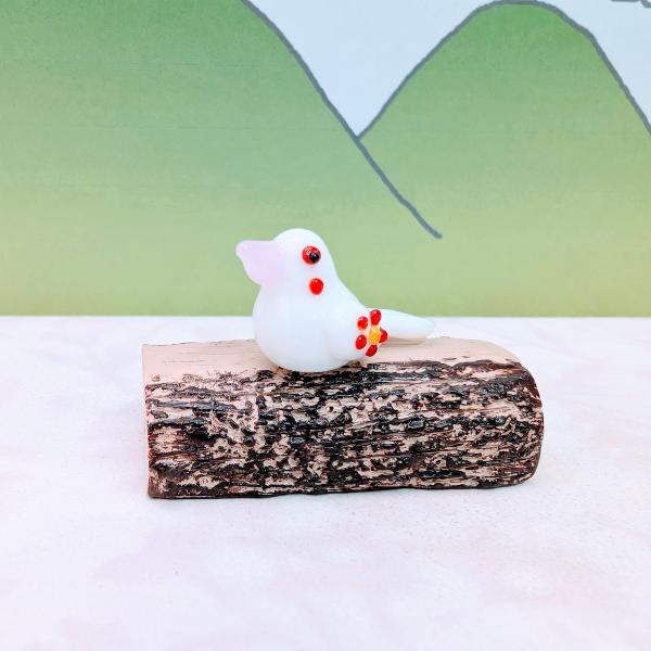 花文鳥（M)のガラス細工の置物です。木台はディスプレイです。【大きさ】約高さ１５ミリ　　横幅１５ミリ　　　　　奥行３０ミリ＊商品は一つ一つ手造りのため大きさや色合いなどが写真と異なる場合がありますのでご了承をお願い致します。