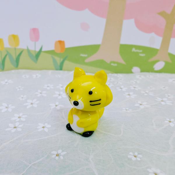 キタキツネ（手が前）のガラス細工の置物です。【大きさ】約高さ２５ミリ　　横幅１８ミリ　　　　　奥行２２ミリ＊商品は一つ一つ手造りのため大きさや色合いなどが写真と異なる場合がありますのでご了承をお願い致します。