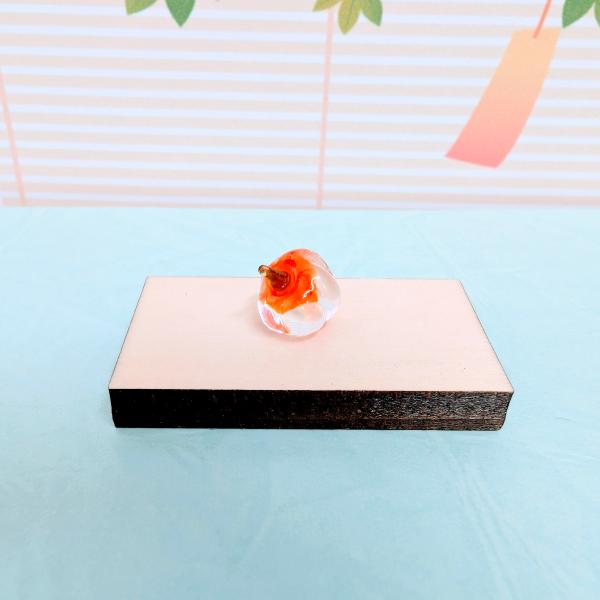 ほおずき（S)クリア/オレンジのガラス細工の置物です。木台は別売りです。【大きさ】約高さ１０ミリ　　横幅１０ミリ　　　　　奥行１０ミリ＊商品は一つ一つ手造りのため大きさや色合いなどが写真と異なる場合がありますのでご了承をお願い致します。
