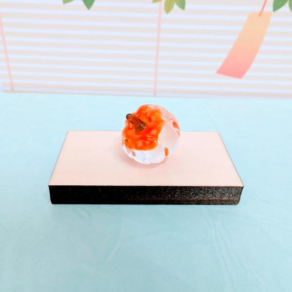ほおずき（M)クリア/オレンジのガラス細工の置物です。木台は別売りです。【大きさ】約高さ１５ミリ　　横幅１５ミリ　　　　　奥行１５ミリ＊商品は一つ一つ手造りのため大きさや色合いなどが写真と異なる場合がありますのでご了承をお願い致します。