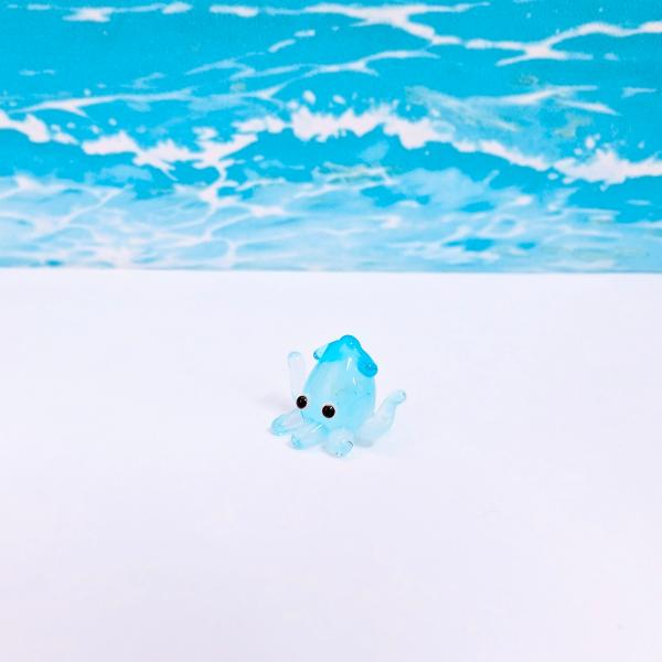 イカ（ミニ）青のガラス細工の置物です。【大きさ】約高さ１０ミリ　　横幅１２ミリ　　　　　奥行１２ミリ＊商品は一つ一つ手造りのため大きさや色合いなどが写真と異なる場合がありますのでご了承をお願い致します。