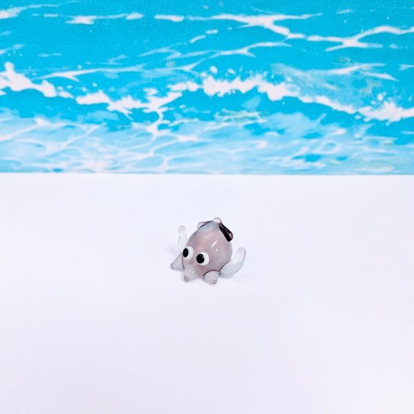 イカ（ミニ）紫のガラス細工の置物です。【大きさ】約高さ１０ミリ　　横幅１２ミリ　　　　　奥行１２ミリ＊商品は一つ一つ手造りのため大きさや色合いなどが写真と異なる場合がありますのでご了承をお願い致します。