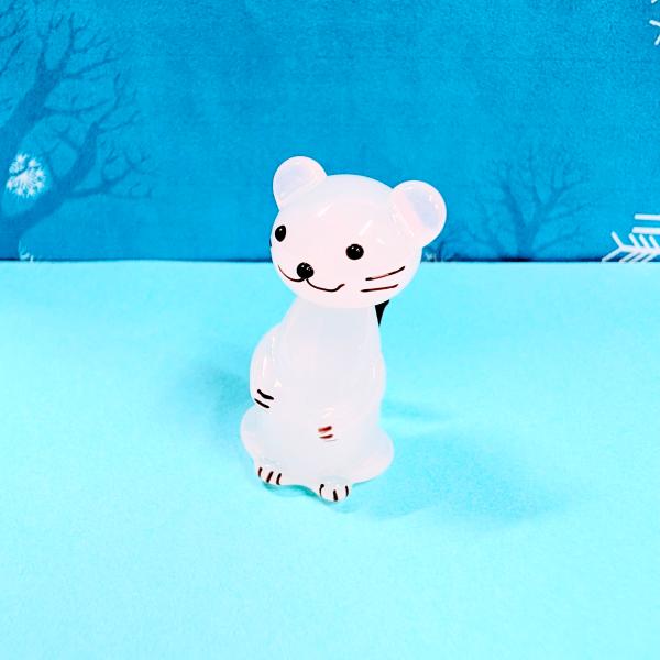 エゾオコジョ（L)のガラス細工の置物です。【大きさ】約高さ３６ミリ　　横幅１９ミリ　　　　　奥行２０ミリ＊商品は一つ一つ手造りのため大きさや色合いなどが写真と異なる場合がありますのでご了承をお願い致します。