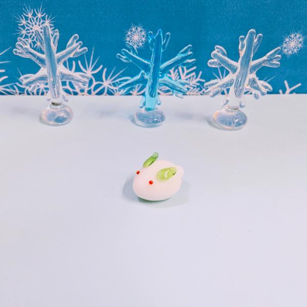 雪うさぎ（S)緑のガラス細工の置物です。【大きさ】約高さ８ミリ　　横幅９ミリ　　　　　奥行１３ミリ＊商品は一つ一つ手造りのため大きさや色合いなどが写真と異なる場合がありますのでご了承をお願い致します。