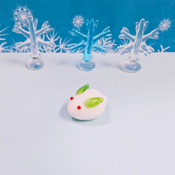 雪うさぎ（M)緑のガラス細工の置物です。【大きさ】約高さ１０ミリ　　横幅１３ミリ　　　　　奥行１９ミリ＊商品は一つ一つ手造りのため大きさや色合いなどが写真と異なる場合がありますのでご了承をお願い致します。