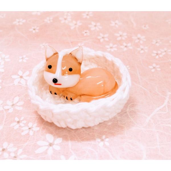 イヌベット（M)コーギーのガラス細工の置物です。＊ベットは綿１００％手編みです。色が変わる場合がありますのでご了承をお願い致します。【大きさ】約高さ１５ミリ　　直径４０ミリ　（ベットの大きさ）＊商品は一つ一つ手造りのため大きさや色合いなどが...