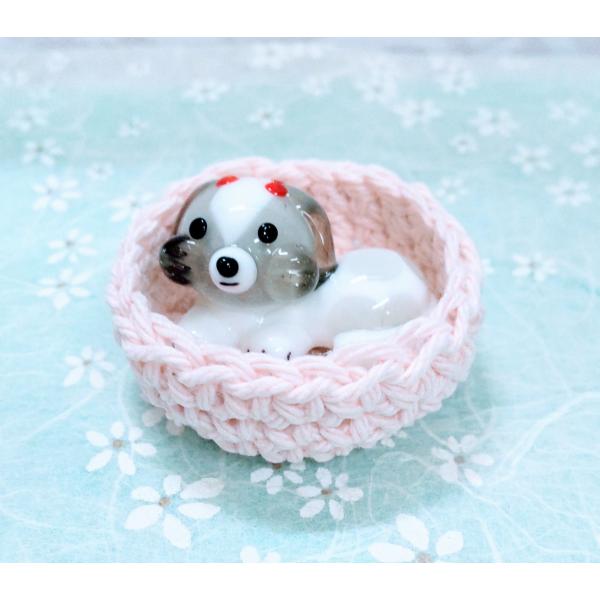 イヌベット（M)シーズーのガラス細工の置物です。＊ベットは綿１００％手編みです。【大きさ】約高さ１５ミリ　　直径４０ミリ　（ベットの大きさ）＊商品は一つ一つ手造りのため大きさや色合いなどが写真と異なる場合がありますのでご了承をお願い致します。