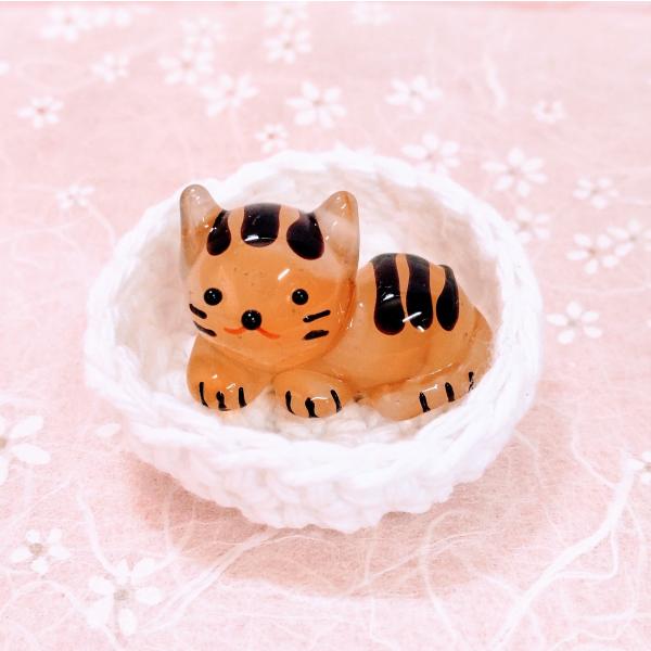 ネコベット（M)茶トラのガラス細工の置物です。＊ベットは綿１００％手編みです。【大きさ】約高さ１５ミリ　　直径４０ミリ　（ベットの大きさ）＊商品は一つ一つ手造りのため大きさや色合いなどが写真と異なる場合がありますのでご了承をお願い致します。