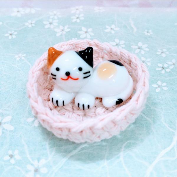 ネコベット（M)ミケのガラス細工の置物です。＊ベットは綿１００％手編みです。【大きさ】約高さ１５ミリ　　直径４０ミリ　（ベットの大きさ）＊商品は一つ一つ手造りのため大きさや色合いなどが写真と異なる場合がありますのでご了承をお願い致します。
