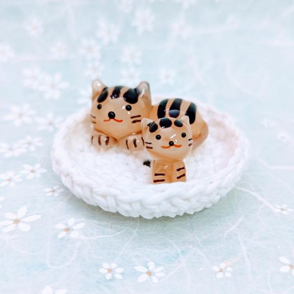 ネコベット（L)茶トラ親子のガラス細工の置物です。＊ベットは綿１００％手編みです。【大きさ】約高さ１５ミリ　　直径４０ミリ　（ベットの大きさ）＊商品は一つ一つ手造りのため大きさや色合いなどが写真と異なる場合がありますのでご了承をお願い致します。